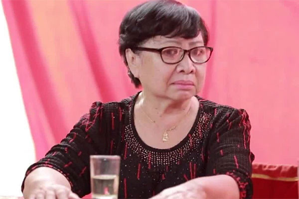 Tang lễ gấp rút của NS Bạch Mai: Bình Tinh suy sụp bên bàn thờ lập vội cho mẹ, NS Ngọc Huyền - Thoại Mỹ bật khóc nức nở-11