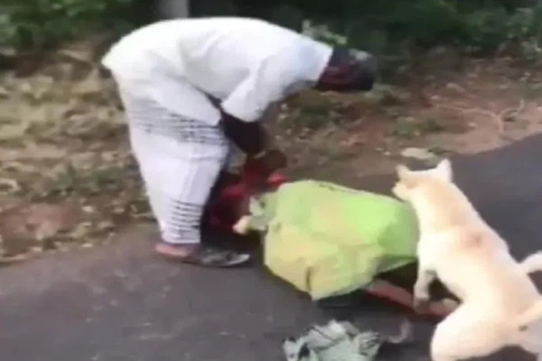 Cụ bà bị con trai lẫn con dâu lôi ra đường hành hạ, chó cưng của gia đình chạy ra có hành động gây ngỡ ngàng-1