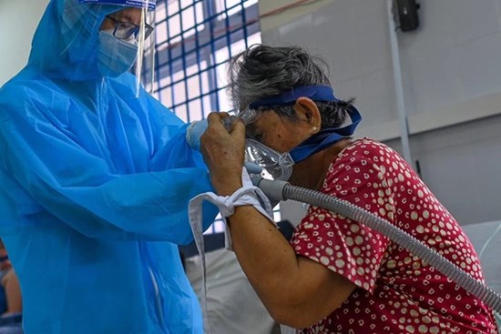 F0 tại nhà chuyển biến nặng: Chuyên gia hướng dẫn thời điểm cần thở oxy, liều oxy an toàn khi chưa đến được bệnh viện