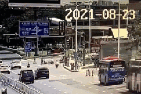 Khoảnh khắc xe trộn bê tông rơi khỏi cầu vượt cao 7m như đồ chơi