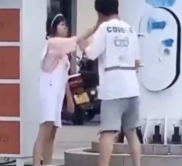 Bị bạn gái tát liên tiếp giữa phố, chàng trai phản kháng khóc lóc nhưng cô gái vẫn không buông tha-1