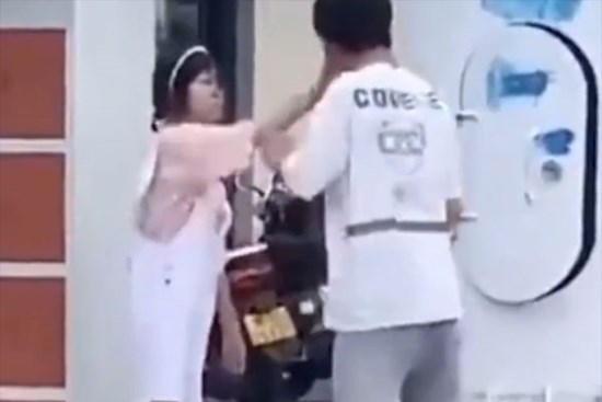 Bị bạn gái tát liên tiếp giữa phố, chàng trai phản kháng khóc lóc nhưng cô gái vẫn không buông tha