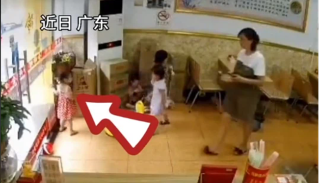 Mẹ kinh hoàng khi con gái khóc thét đau đớn cùng bàn tay đẫm máu, hung thần đáng sợ này tuy rất gần gũi nhưng nhiều phụ huynh không để ý-1