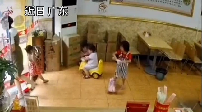 Mẹ kinh hoàng khi con gái khóc thét đau đớn cùng bàn tay đẫm máu, hung thần đáng sợ này tuy rất gần gũi nhưng nhiều phụ huynh không để ý-2