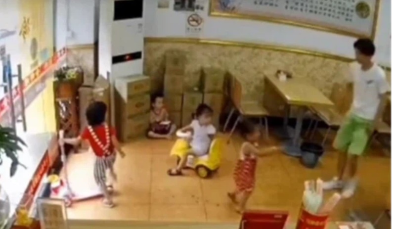 Mẹ kinh hoàng khi con gái khóc thét đau đớn cùng bàn tay đẫm máu, hung thần đáng sợ này tuy rất gần gũi nhưng nhiều phụ huynh không để ý-3