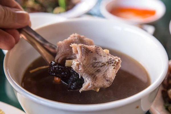 Chặt đầu con rắn để nấu súp, 20 phút sau quay lại định vứt cái đầu vào thùng rác, đầu bếp chỉ kịp kêu lên 1 tiếng-1
