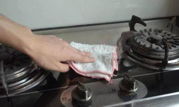 Không cần sử dụng giẻ và chất tẩy rửa để lau vết dầu trong nhà bếp! Hãy để tôi dạy bạn một mẹo, vừa tiết kiệm tiền bạc và đỡ rắc rối-1