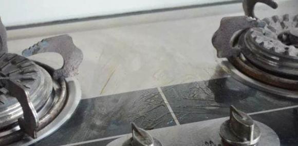 Không cần sử dụng giẻ và chất tẩy rửa để lau vết dầu trong nhà bếp! Hãy để tôi dạy bạn một mẹo, vừa tiết kiệm tiền bạc và đỡ rắc rối-7