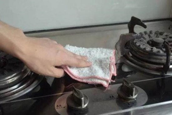 Không cần sử dụng giẻ và chất tẩy rửa để lau vết dầu trong nhà bếp! Hãy để tôi dạy bạn một mẹo, vừa tiết kiệm tiền bạc và đỡ rắc rối