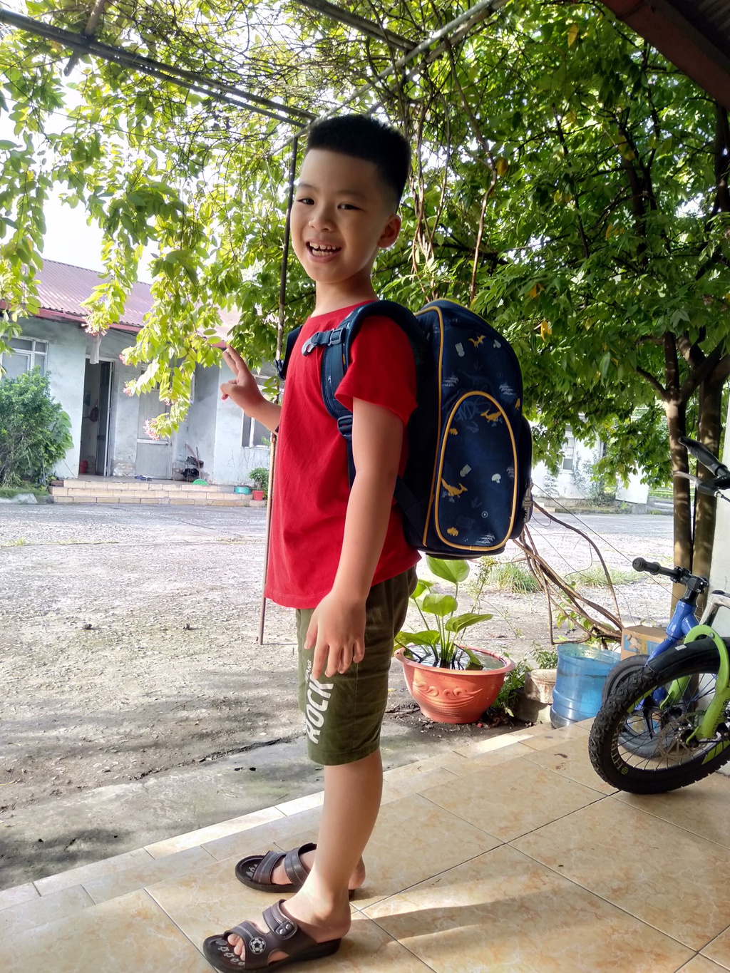 Phụ huynh cho con học lớp 1 ở quê để được đến trường-2