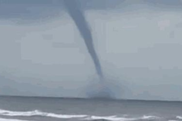 3 vòi rồng cùng lúc xuất hiện trên vịnh Nha Trang, hút nước biển lên cao hàng trăm mét-5