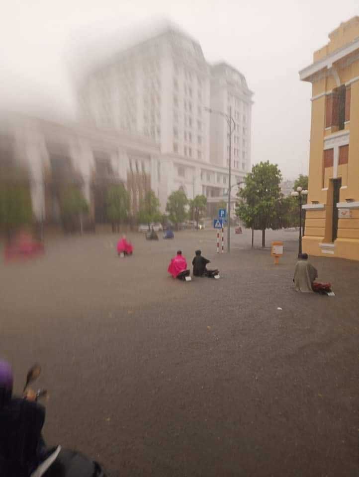 Ảnh, clip: TP Hải Phòng chìm trong biển nước sau cơn mưa lớn, người dân bì bõm dắt xe máy trên đường-1