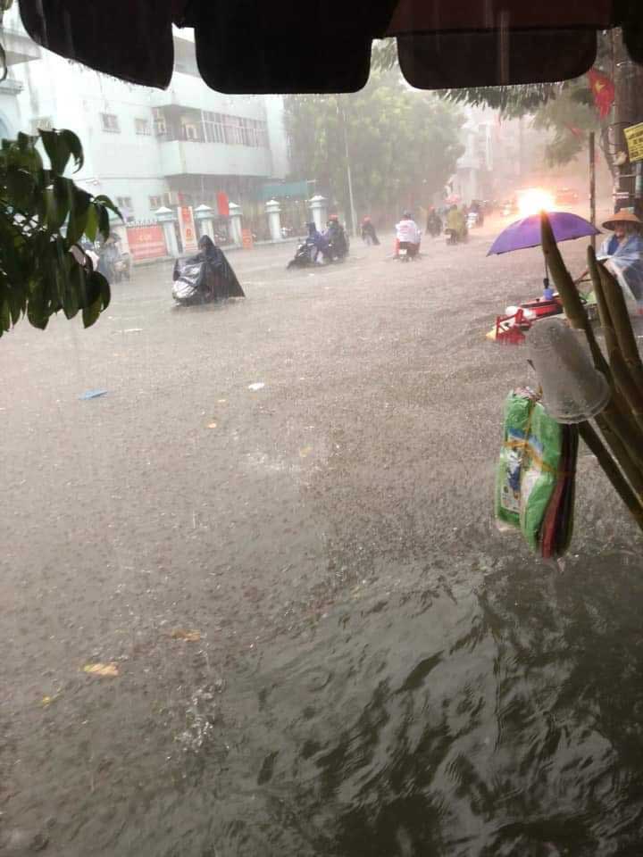 Ảnh, clip: TP Hải Phòng chìm trong biển nước sau cơn mưa lớn, người dân bì bõm dắt xe máy trên đường-3