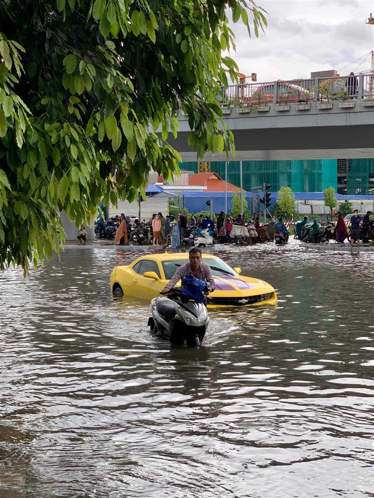 Ảnh, clip: TP Hải Phòng chìm trong biển nước sau cơn mưa lớn, người dân bì bõm dắt xe máy trên đường-5
