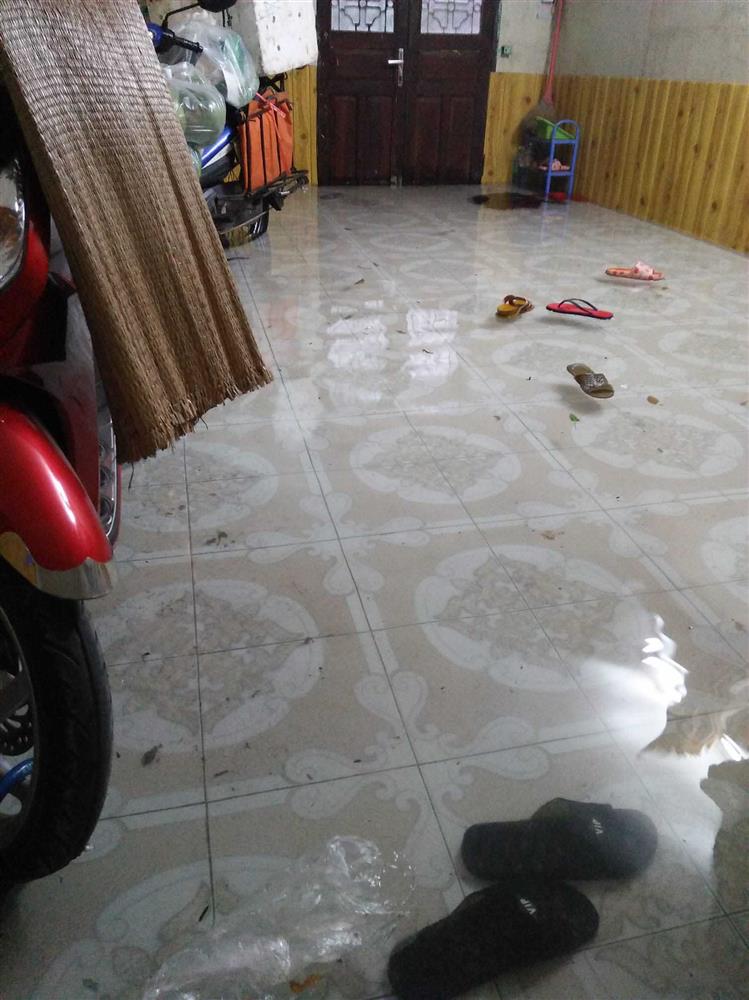 Ảnh, clip: TP Hải Phòng chìm trong biển nước sau cơn mưa lớn, người dân bì bõm dắt xe máy trên đường-6