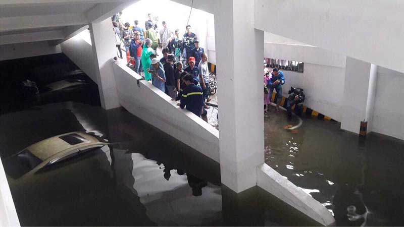 Ảnh, clip: TP Hải Phòng chìm trong biển nước sau cơn mưa lớn, người dân bì bõm dắt xe máy trên đường-7
