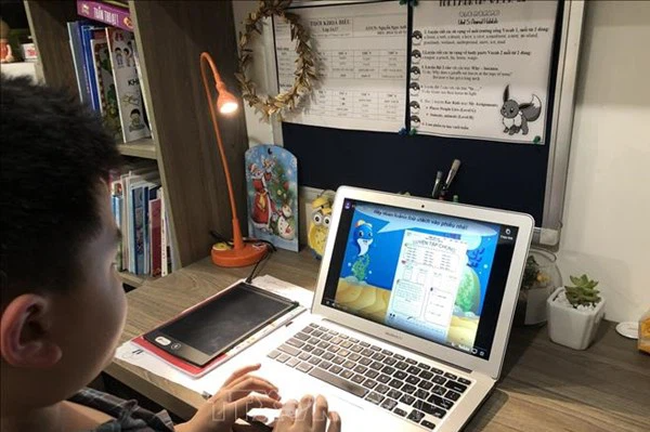 Học sinh căng mắt xem sách điện tử trên mạng vì chưa nhận được SGK, cô giáo cấp 1 chỉ cách tiện hơn nhiều-1