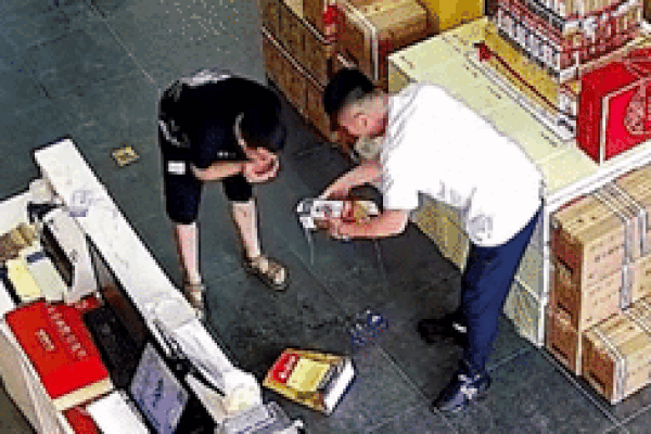 Làm vỡ chai rượu đắt tiền và hành động của chủ tiệm khiến dân mạng bật cười