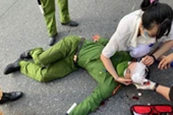 Hà Nội: Nam sinh viên đi xe máy không biển tông đại uý công an chốt kiểm dịch nhập viện