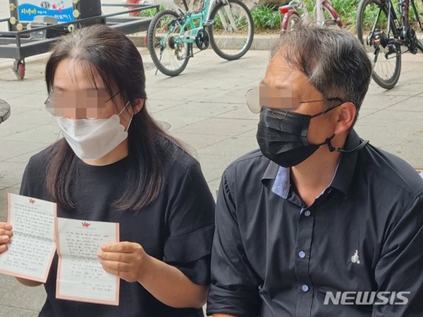 2 nữ sinh 14 tuổi cầm tay nhau nhảy lầu tự vẫn từ tầng 22, để lại bức thư tuyệt mệnh với nội dung khiến gia đình và dư luận sục sôi-5