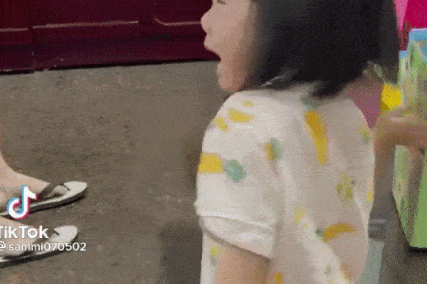 Bé gái khóc nức nở nhưng vừa nhìn thấy mẹ quay phim lập tức có hành động bất ngờ