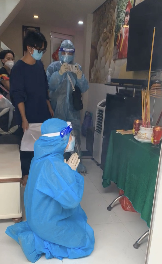 Tang lễ gấp rút của NS Bạch Mai: Bình Tinh suy sụp bên bàn thờ lập vội cho mẹ, NS Ngọc Huyền - Thoại Mỹ bật khóc nức nở-4