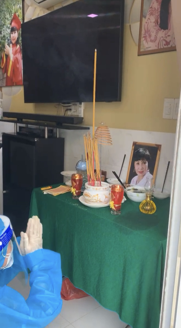 Tang lễ gấp rút của NS Bạch Mai: Bình Tinh suy sụp bên bàn thờ lập vội cho mẹ, NS Ngọc Huyền - Thoại Mỹ bật khóc nức nở-2