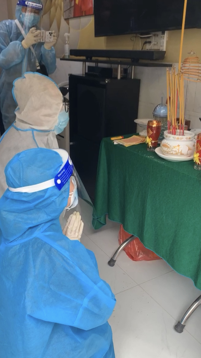 Tang lễ gấp rút của NS Bạch Mai: Bình Tinh suy sụp bên bàn thờ lập vội cho mẹ, NS Ngọc Huyền - Thoại Mỹ bật khóc nức nở-3