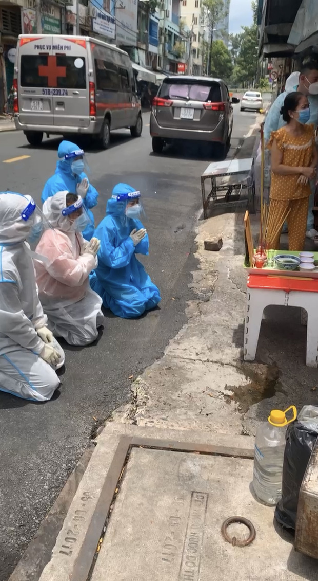 Tang lễ gấp rút của NS Bạch Mai: Bình Tinh suy sụp bên bàn thờ lập vội cho mẹ, NS Ngọc Huyền - Thoại Mỹ bật khóc nức nở-1