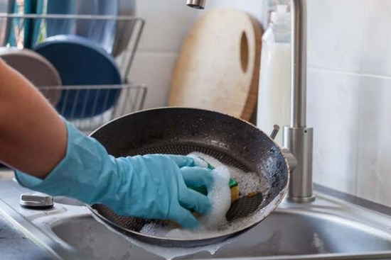Vì sao không nên rửa chảo dầu mỡ bằng nước nóng?