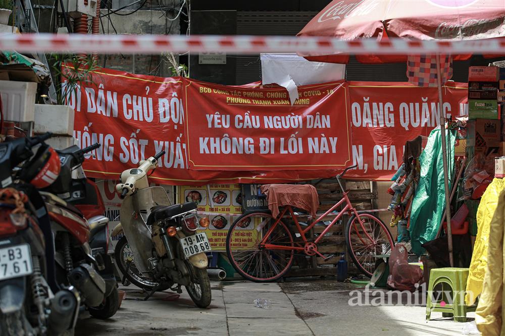 Hà Nội: Phong tỏa, tạm dừng hoạt động chợ Nhân Chính vì ca dương tính SARS-CoV-2 ở ổ dịch phường Thanh Xuân Trung từng đến chợ-6