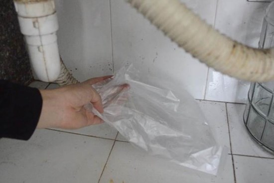 Ống thoát nước bốc mùi, mách bạn một mẹo nhỏ rất đơn giản và thiết thực