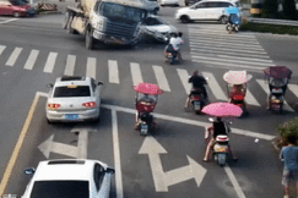 Vượt đèn đỏ, xe trộn bê tông lật đè vào nhiều xe máy trên đường