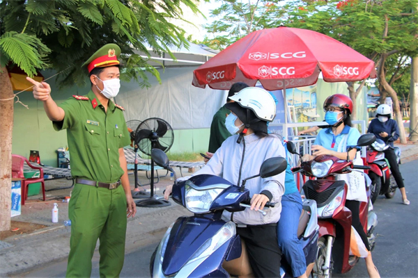 Hà Nội đưa hàng chục F1 ở ổ dịch Thanh Xuân Trung đi cách ly tập trung ngay trong đêm-16