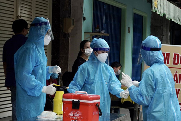 Đi tiêm vắc xin phòng Covid-19, vài ngày sau thành F0: Người dân lo lắng bệnh nặng lên, chuyên gia giải đáp-2