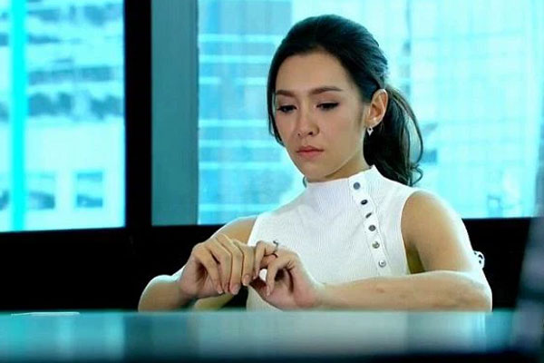 Hoảng hốt lao đến khi nghe tin chồng bị tai nạn, cô vợ lặng người nhìn thứ trong cặp đi làm của anh ta sau đó hạ quyết tâm-1
