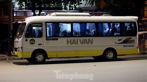 Hà Nội đưa hàng chục F1 ở ổ dịch Thanh Xuân Trung đi cách ly tập trung ngay trong đêm-4