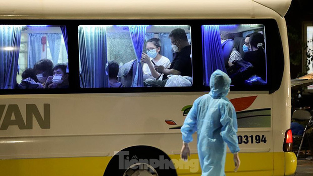 Hà Nội đưa hàng chục F1 ở ổ dịch Thanh Xuân Trung đi cách ly tập trung ngay trong đêm-5