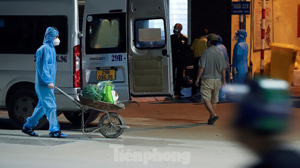 Hà Nội đưa hàng chục F1 ở ổ dịch Thanh Xuân Trung đi cách ly tập trung ngay trong đêm-13