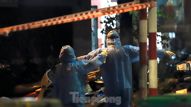 Hà Nội đưa hàng chục F1 ở ổ dịch Thanh Xuân Trung đi cách ly tập trung ngay trong đêm-14