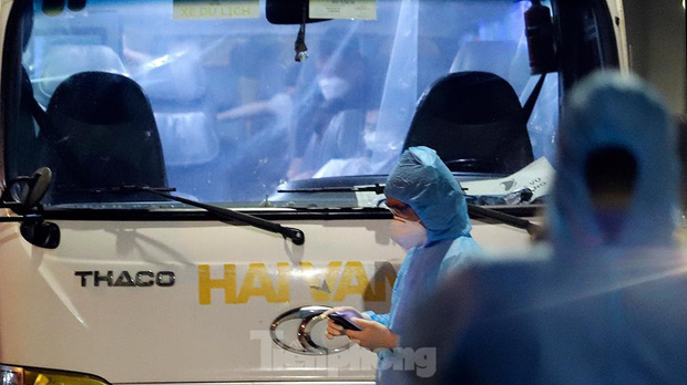 Hà Nội đưa hàng chục F1 ở ổ dịch Thanh Xuân Trung đi cách ly tập trung ngay trong đêm-7