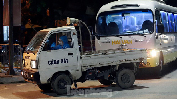 Hà Nội đưa hàng chục F1 ở ổ dịch Thanh Xuân Trung đi cách ly tập trung ngay trong đêm-8