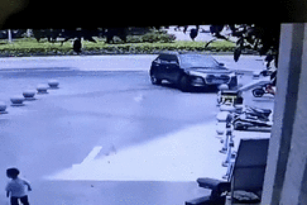 Tài xế lái ô tô đâm loạn xạ, 3 người may mắn thoát chết