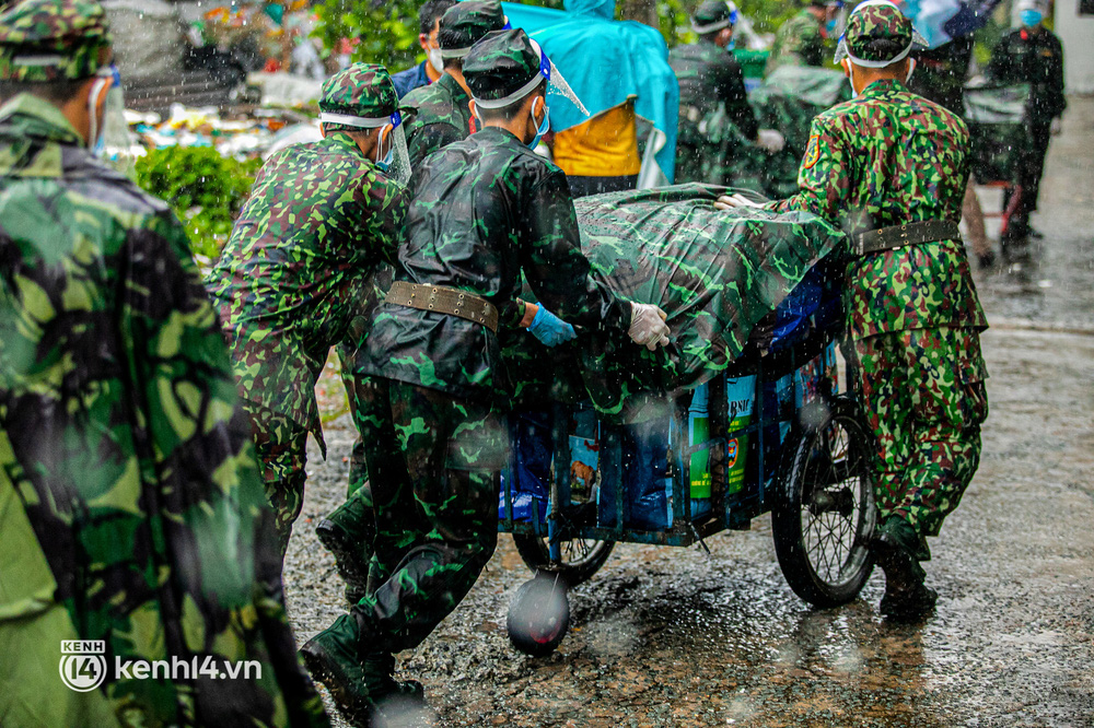 Các chiến sĩ bộ binh dầm mưa, mang rau củ tự tay trồng tặng bà con Sài Gòn khiến ai cũng xúc động: Thấy mấy chú vất vả mà sao thương quá”-1