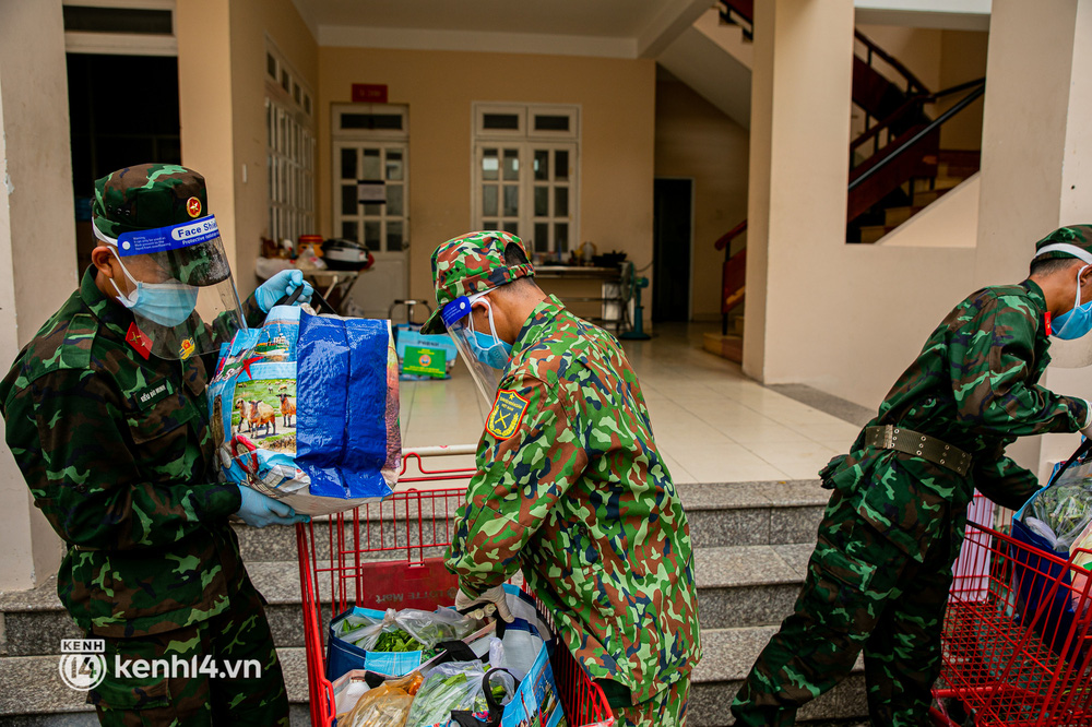 Các chiến sĩ bộ binh dầm mưa, mang rau củ tự tay trồng tặng bà con Sài Gòn khiến ai cũng xúc động: Thấy mấy chú vất vả mà sao thương quá”-2