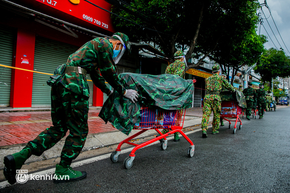 Các chiến sĩ bộ binh dầm mưa, mang rau củ tự tay trồng tặng bà con Sài Gòn khiến ai cũng xúc động: Thấy mấy chú vất vả mà sao thương quá”-3