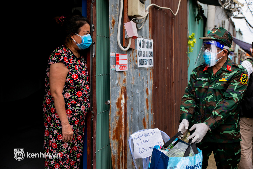 Các chiến sĩ bộ binh dầm mưa, mang rau củ tự tay trồng tặng bà con Sài Gòn khiến ai cũng xúc động: Thấy mấy chú vất vả mà sao thương quá”-7