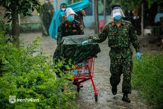 Các chiến sĩ bộ binh dầm mưa, mang rau củ tự tay trồng tặng bà con Sài Gòn khiến ai cũng xúc động: Thấy mấy chú vất vả mà sao thương quá”-11