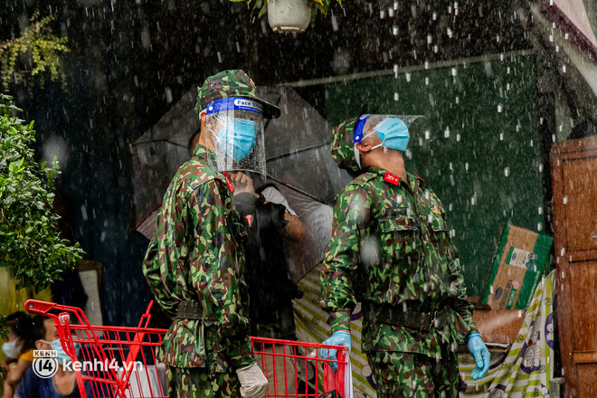 Các chiến sĩ bộ binh dầm mưa, mang rau củ tự tay trồng tặng bà con Sài Gòn khiến ai cũng xúc động: Thấy mấy chú vất vả mà sao thương quá”-12