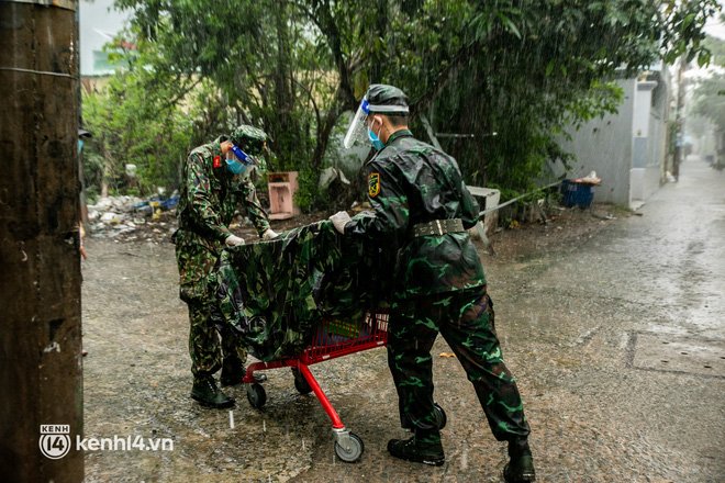 Các chiến sĩ bộ binh dầm mưa, mang rau củ tự tay trồng tặng bà con Sài Gòn khiến ai cũng xúc động: Thấy mấy chú vất vả mà sao thương quá”-13